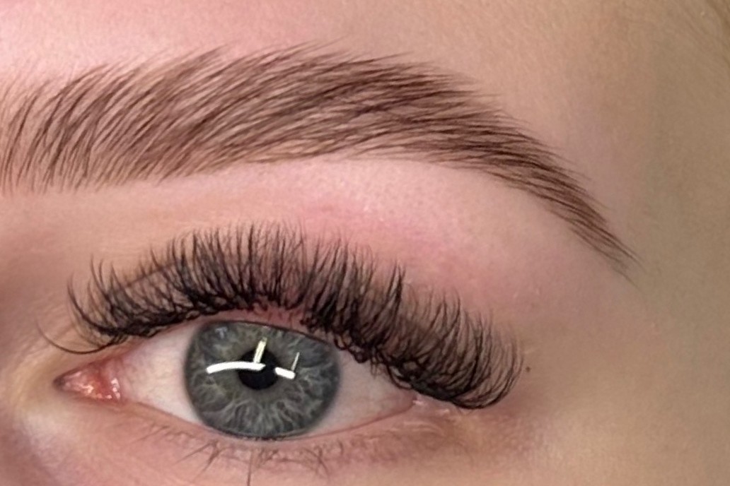 Na: wimper extensions en wenkbrauwen, close-up van het oog