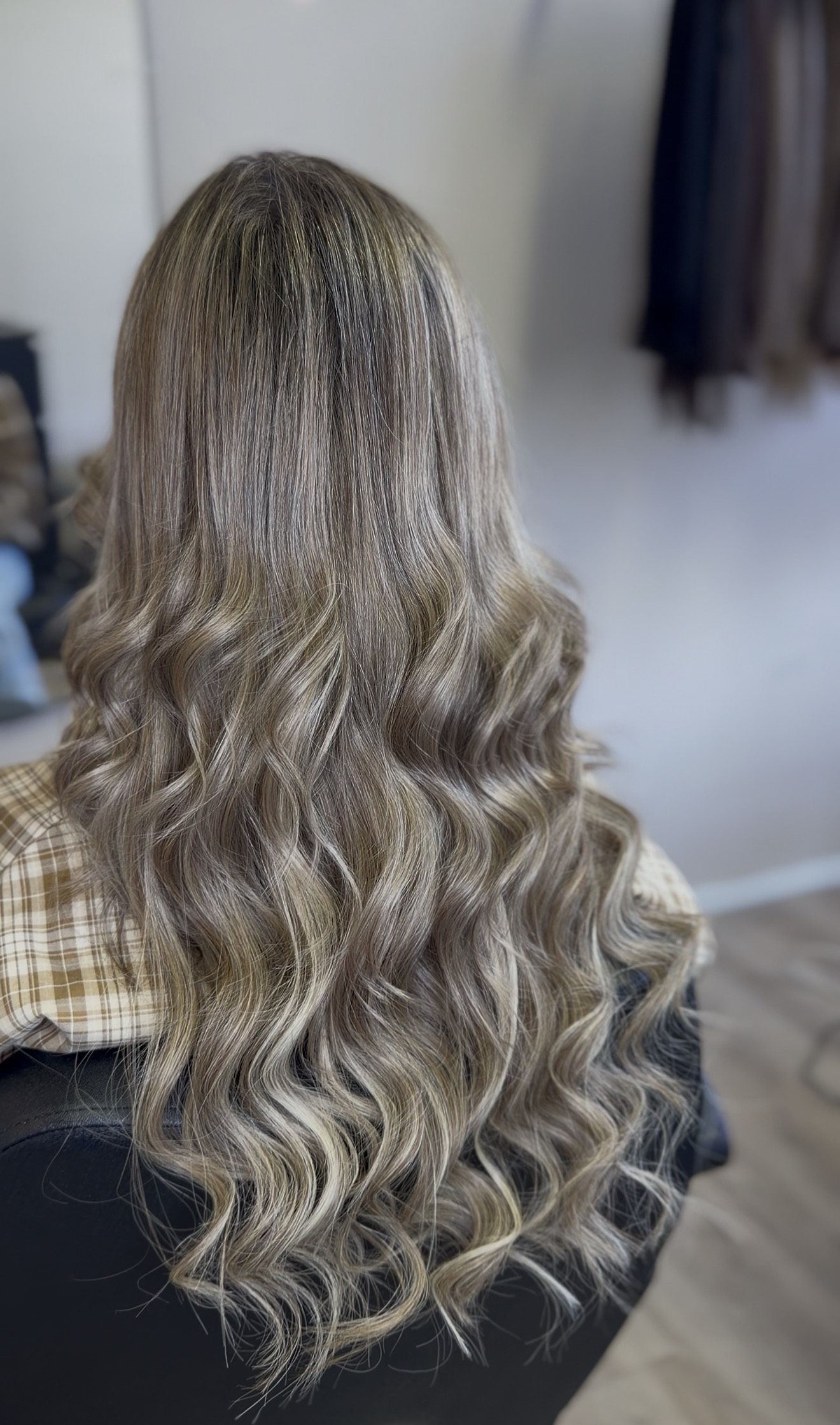 Lange asblonde haar extensions met golven, van achteren