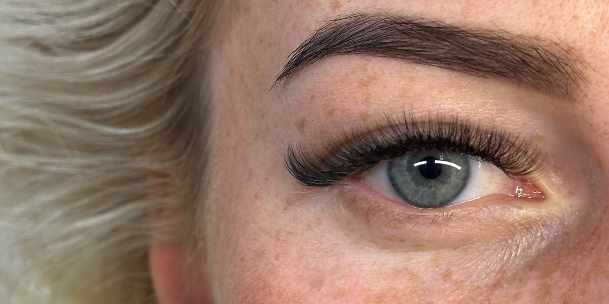 Close-up van wimper extensions en geverfde wenkbrauwen bij NCE BEAUTYLOUNGE